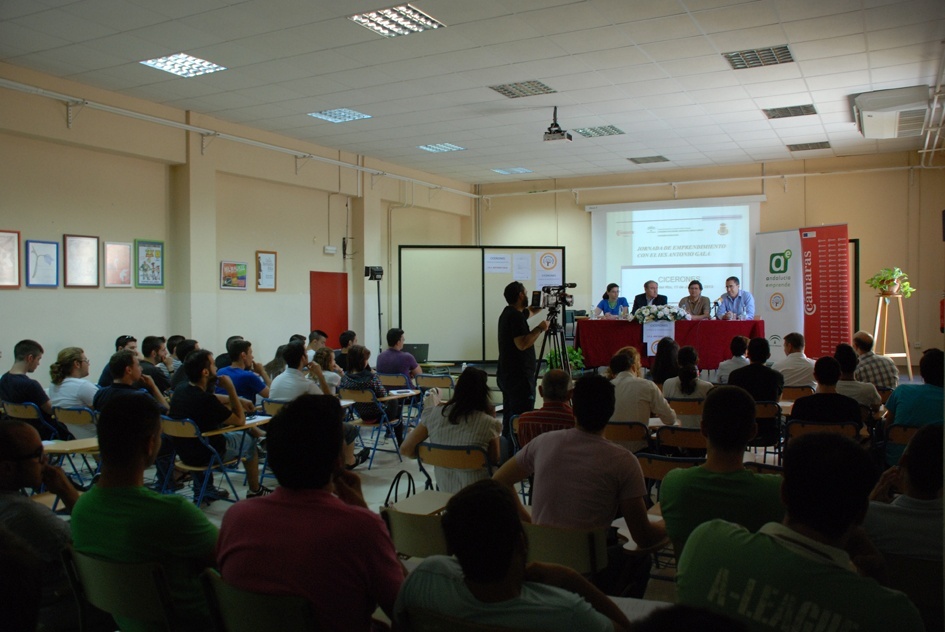 Alumnos del IES Antonio Gala participan en una jornada de emprendimiento