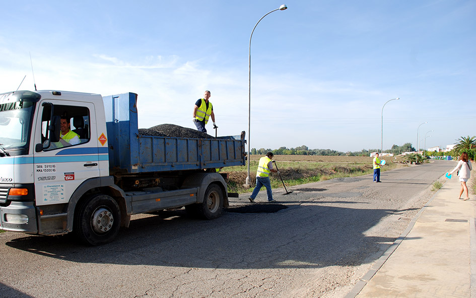 El Ayuntamiento realiza obras de emergencia en la carretera de El Mohíno