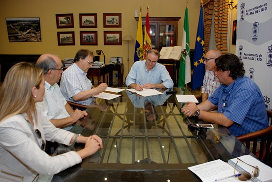 El Ayuntamiento firma un convenio de colaboración con el Colegio Salesianos para mejorar las instalaciones deportivas 1