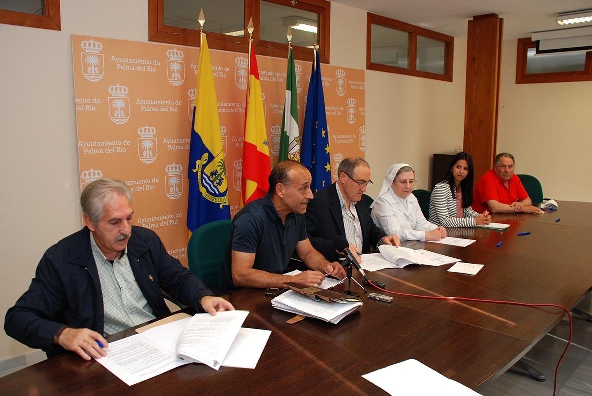 El alcalde, el concejal y los representantes de las entidades en el acto de la firma de convenios del Instituto Municipal de Bienestar Social