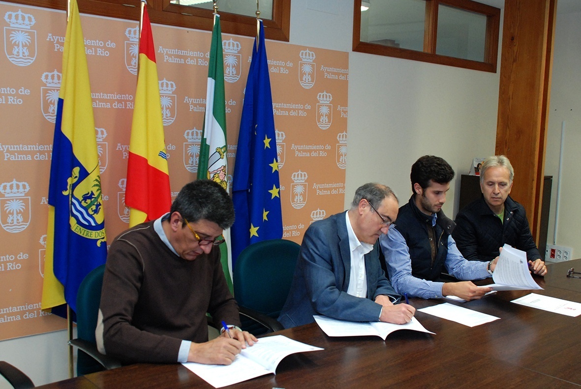 El alcalde y el concejal de deportes en la firma de convenios con Club ARS de balonmano y Asociación de Tenistas Palmeños