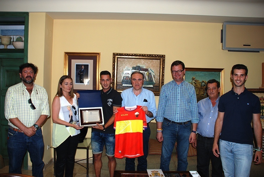 Miembros de la Corporación Municipal reciben a Sergio León en el Ayuntamiento