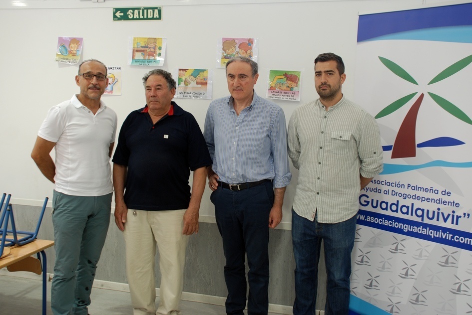 El alcalde, el concejal y miembros de la Asociación Guadalquivir en el comedor de la Escuela de Verano