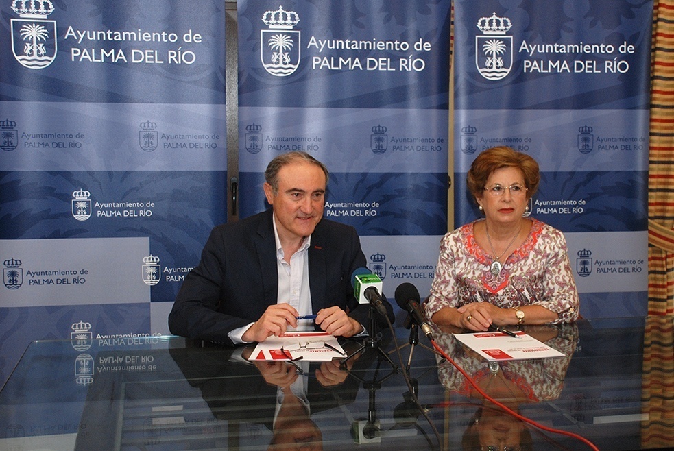 El alcalde y la presidenta en el acto de la firma del convenio