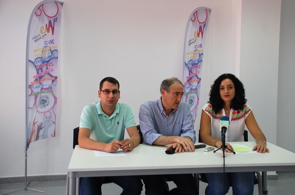 Los concejales de Juventud de Palma del Río y Puente Genil con el alcalde palmeño