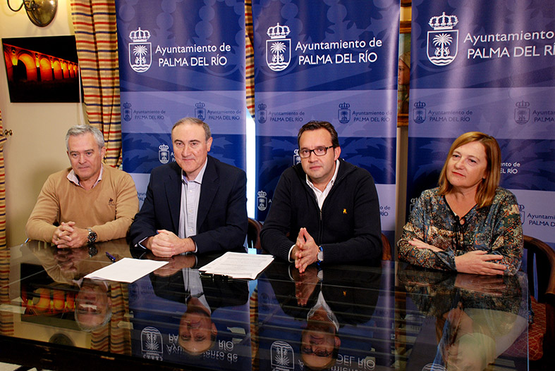 Acto de la firma del convenio de colaboración entre el Ayuntamiento y Palmanaranja