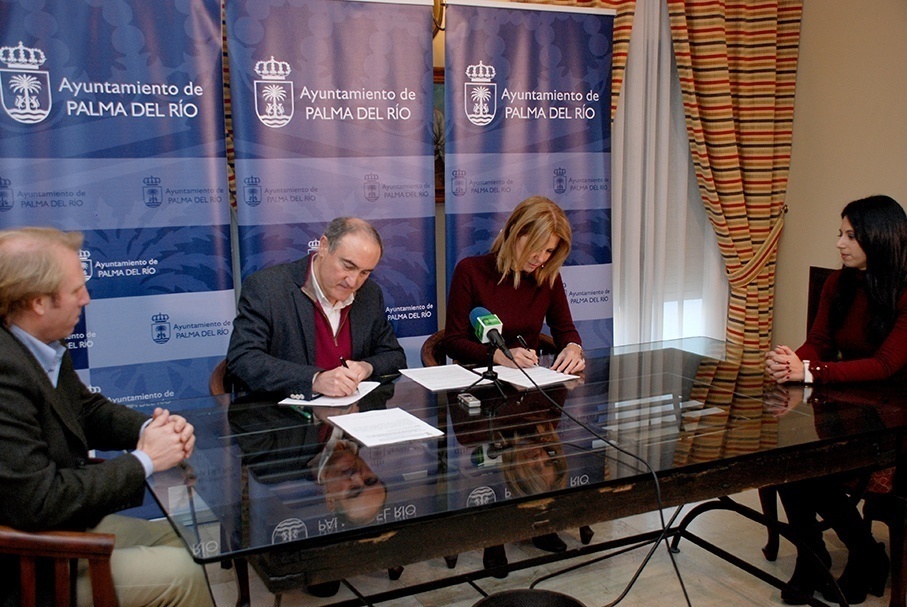 El alcalde y la presidenta de APROSUB en la firma del convenio