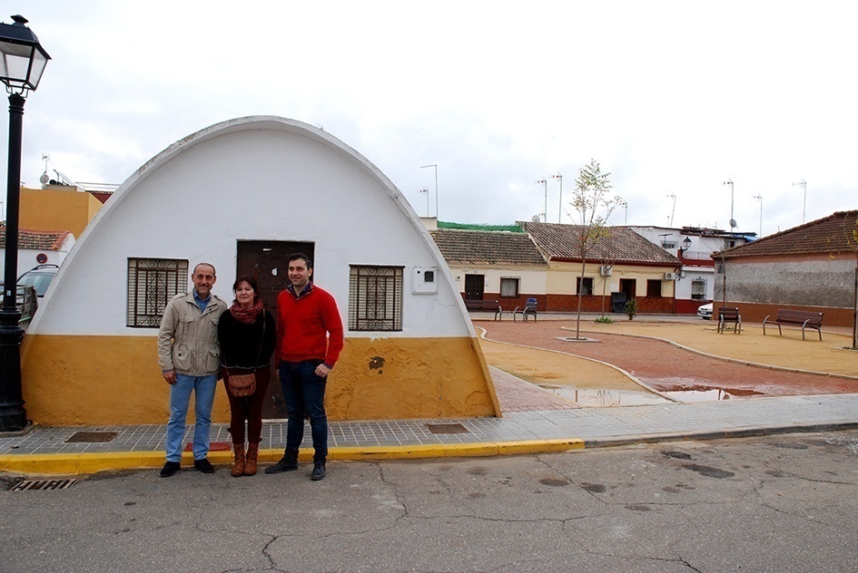 Antonio Navarro, Candy Zapata y Pedro Velasco delante de la casa túnel de La Soledad