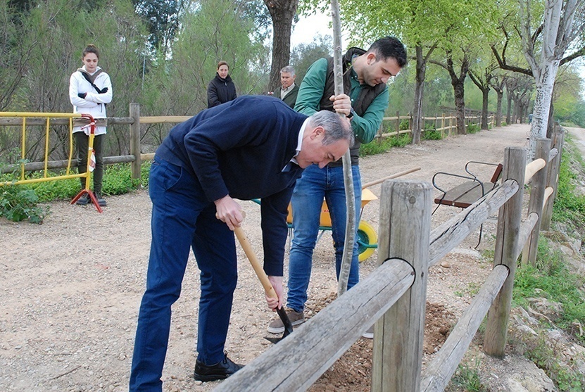 El alcalde y el concejal de Medio Ambiente plantan un olmo en el Día del Árbol