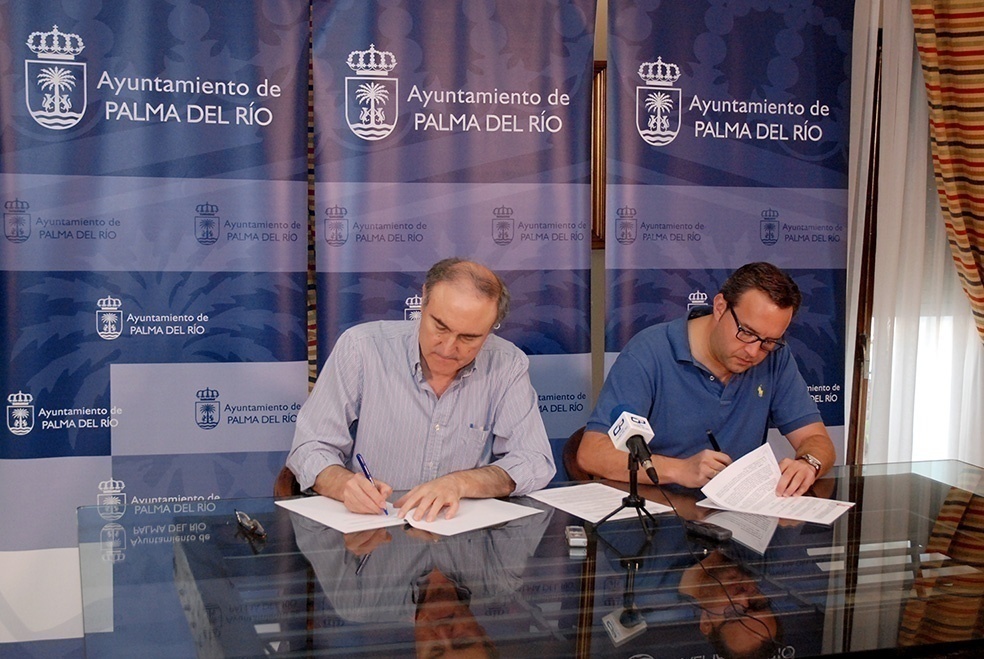 El alcalde y el presidente de Palmanaranja en la firma del convenio