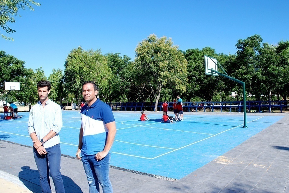 Los concejales de Servicios Públicos y Deportes en la pista de baloncesto renovada
