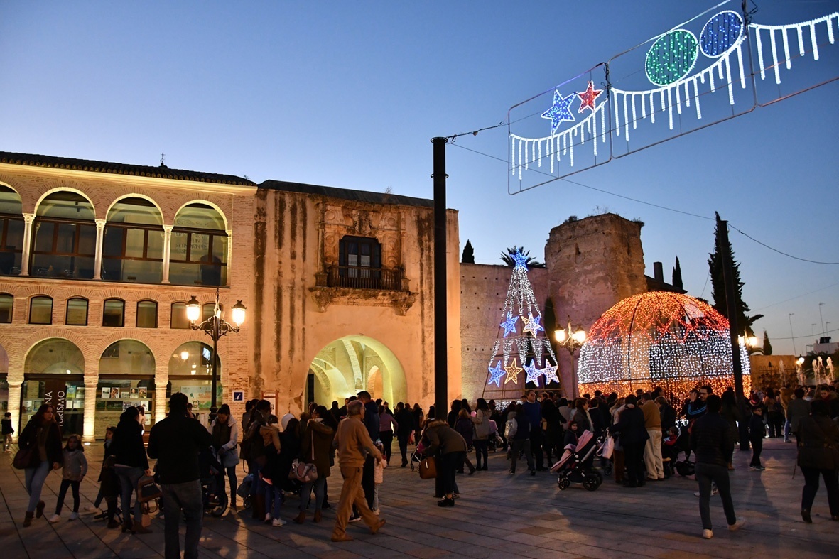 350 motivos navideños componen este año el tradicional alumbrado ornamental de Palma del Río 1