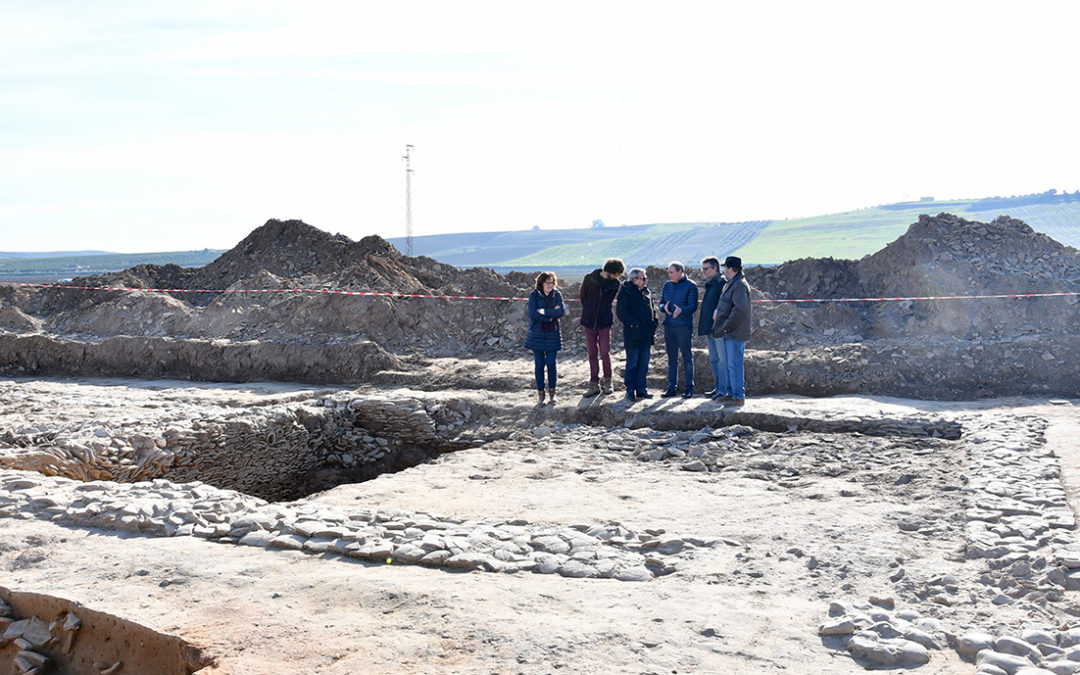 El delegado de Cultura y el alcalde de Palma del Río visitan la actividad arqueológica del alfar romano de El Mohíno