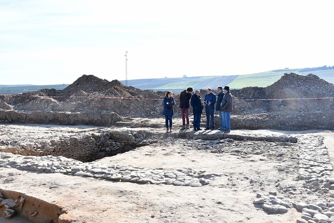 El delegado de Cultura y el alcalde de Palma del Río visitan la actividad arqueológica del alfar romano de El Mohíno 1