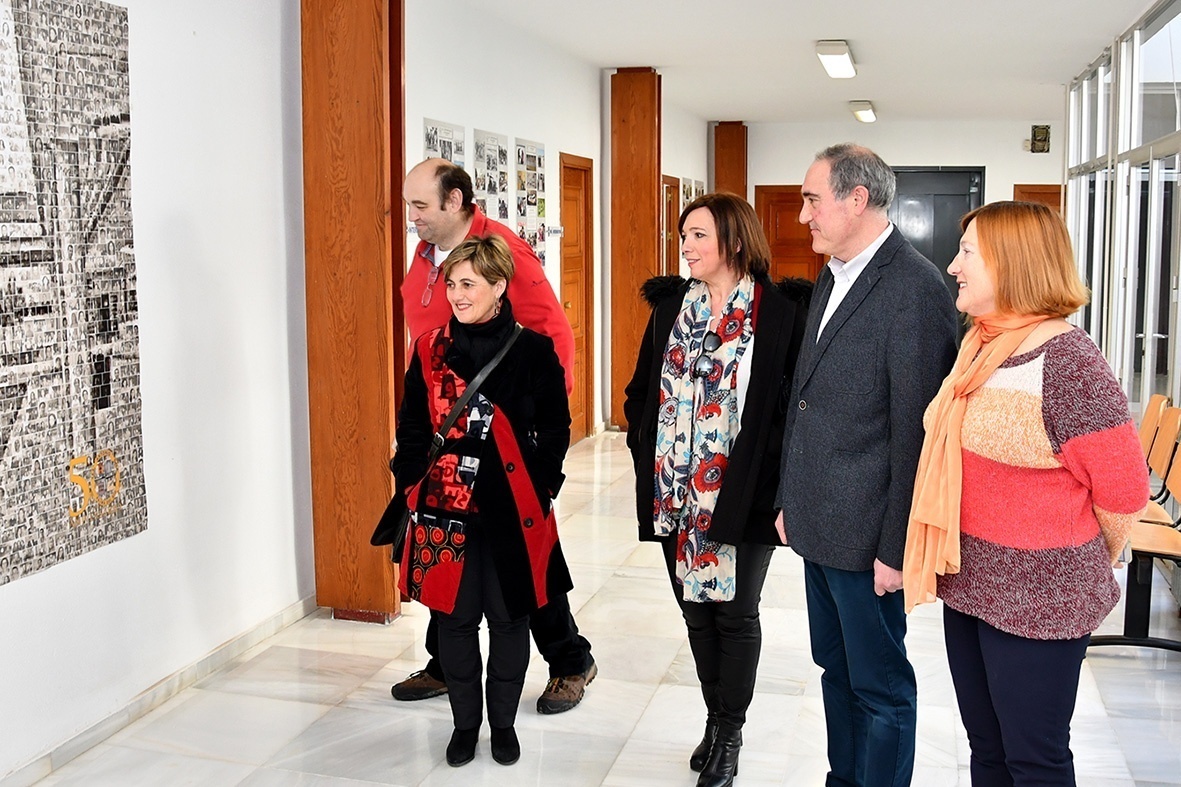 El IES Antonio Gala expone en el hall del Ayuntamiento “50 años de compromiso con la educación (1968-2018)” 1