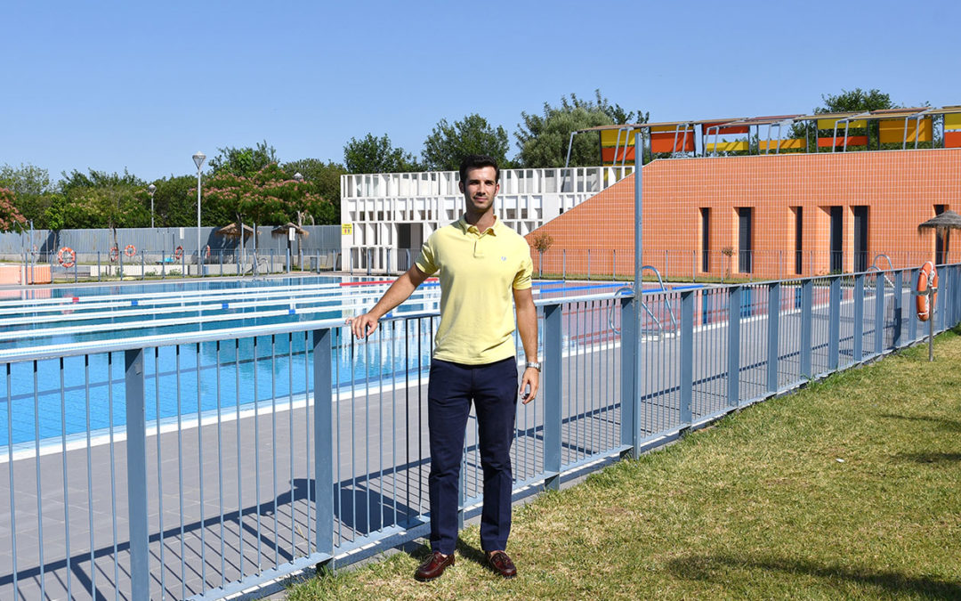 La piscina municipal se abre como núcleo de diversión durante el verano