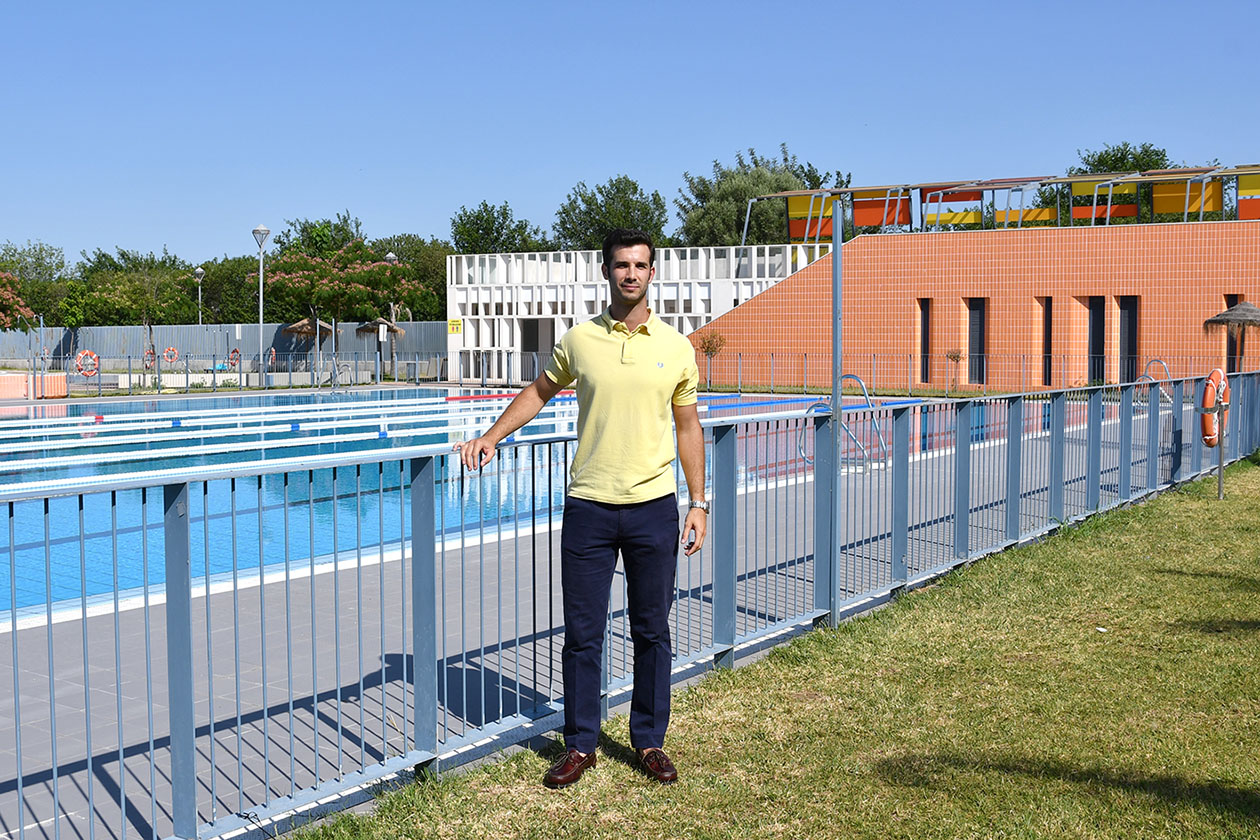La piscina municipal se abre como núcleo de diversión durante el verano 1