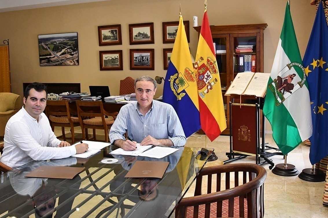 El alcalde y el representante de la UTE Nexo firman el contrato para el diseño y la ejecución el Museo Santa Clara – Espacio Victorio&Lucchino 1