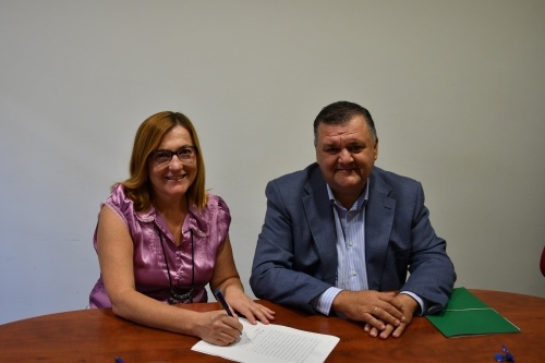 La Alcaldesa accidental firma la compra de una parcela de la finca Guzmán para destinarla a un proyecto de energía  renovable