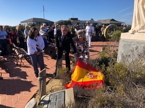 El alcalde descubre una placa en el monumento de Juan Rodríguez Cabrillo donde figura que el explorador era natural de Palma del Río 1