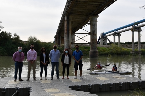 El Ayuntamiento de Palma del Río instala un pantalán en el río Guadalquivir