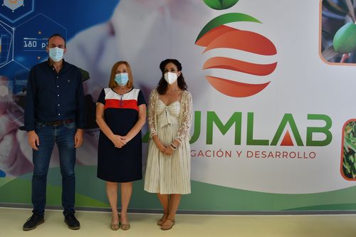 La alcaldesa, Esperanza Caro de la Barrera, y la concejala de Desarrollo Económico, Ana Belén Corredera, visitan las instalaciones de la empresa palmeña IzumLab
