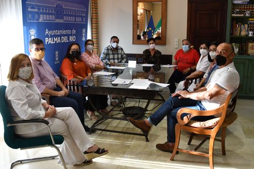 La alcaldesa y el presidente del Instituto Municipal de Bienestar Social firman los convenios con representantes de las asociaciones y colectivos palmeños